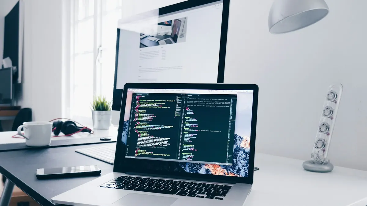 Managed Services Arbeitsplatz Hamburg IT-Arbeitsplatz im Hamburger IT-Systemhaus hagel IT – Managed Workplace mit Laptop und Code