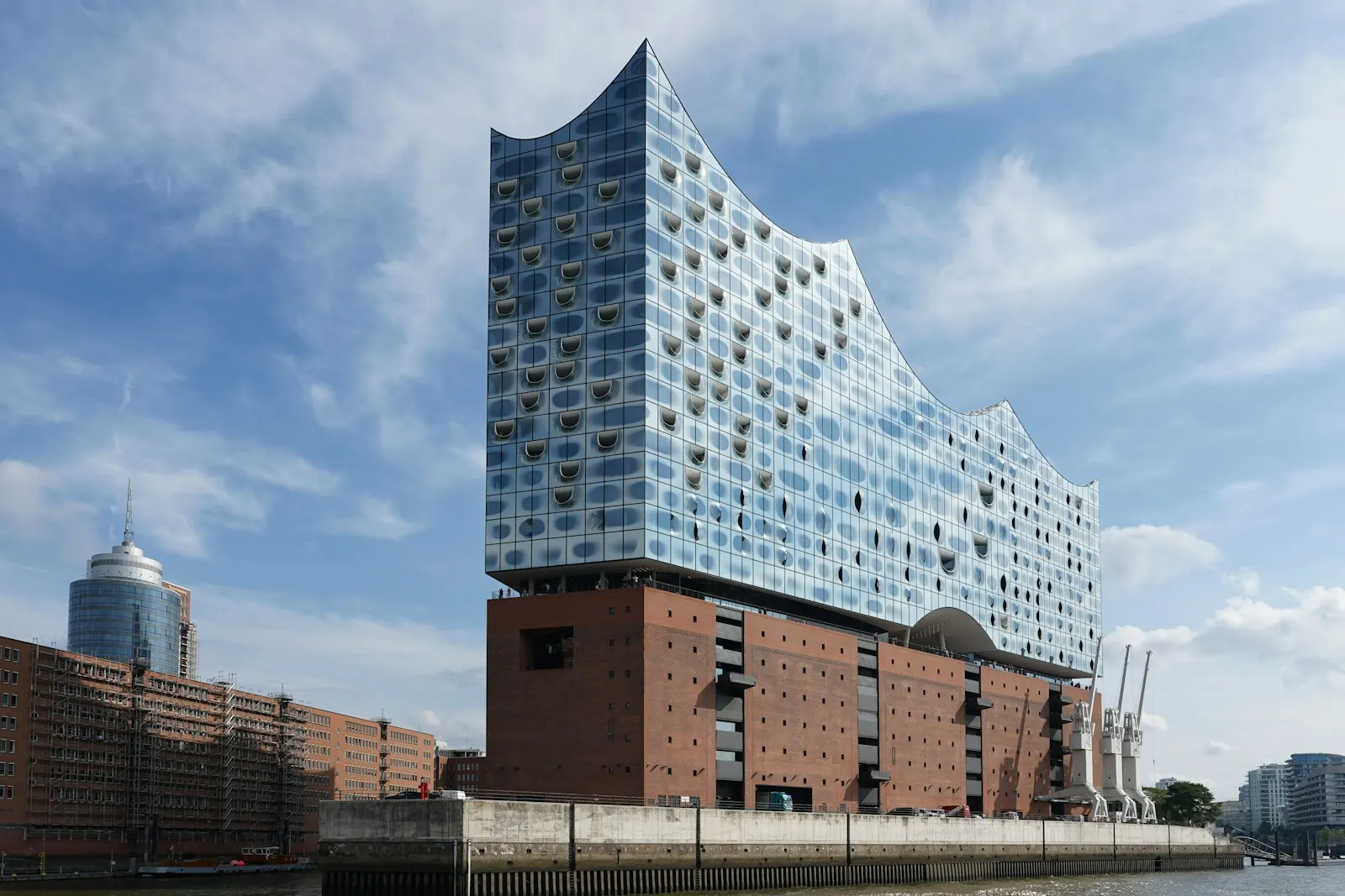 Moderne Glasbauten in der Hamburger HafenCity am Wasser Hamburger HafenCity mit moderner Glas-Architektur am Wasser — Sitz vieler Mittelständler, die IT-Systemhaus Hamburg suchen