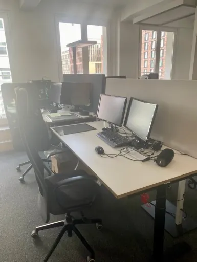 Eingangsbereich mit Glastür im Büro der Spaldingstraße — so empfängt hagel IT-Services Kunden als IT Dienstleister Hamburg